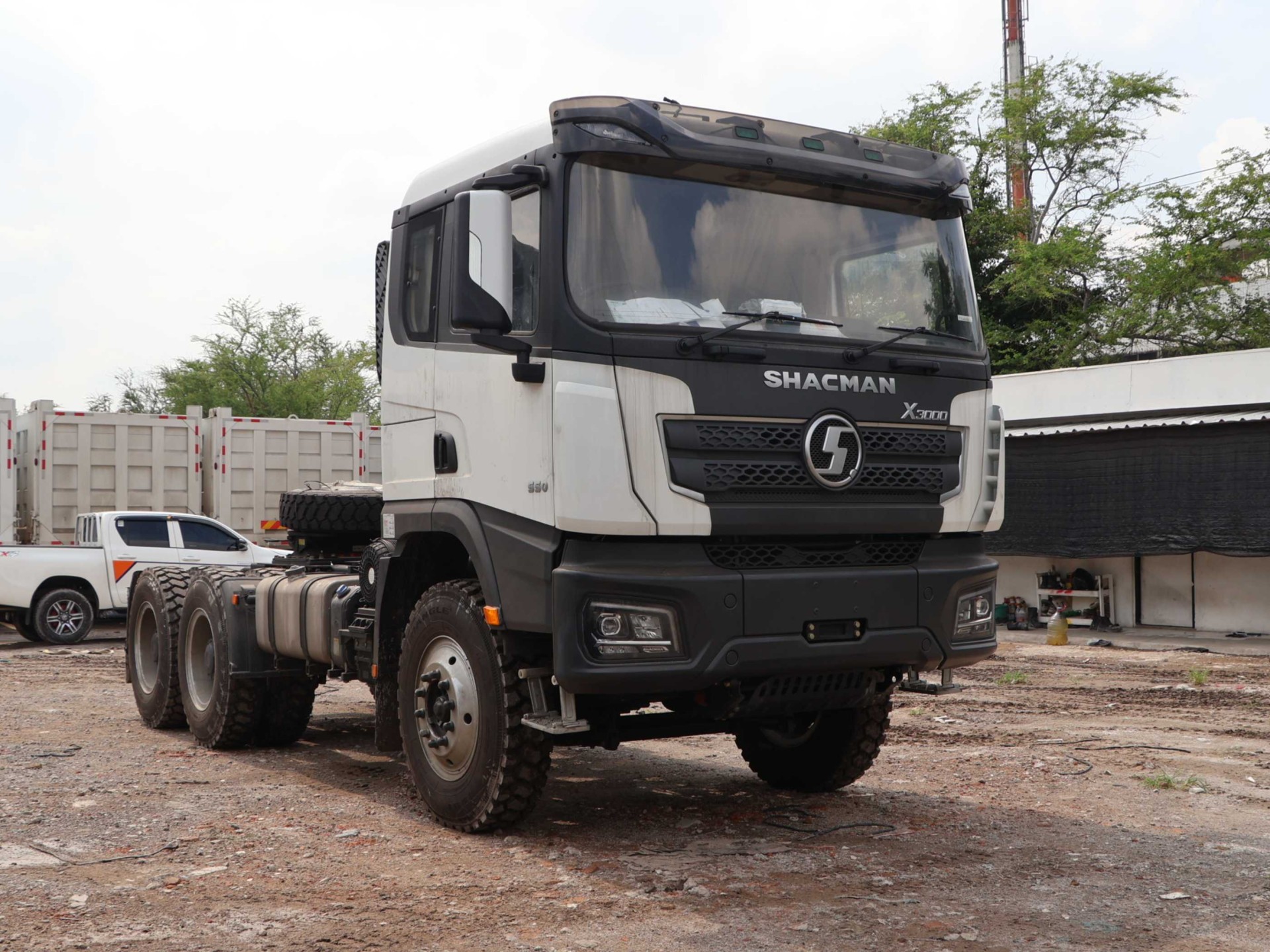 Shacman X3000 - 6x4 Tractor Head Putih 550 HP